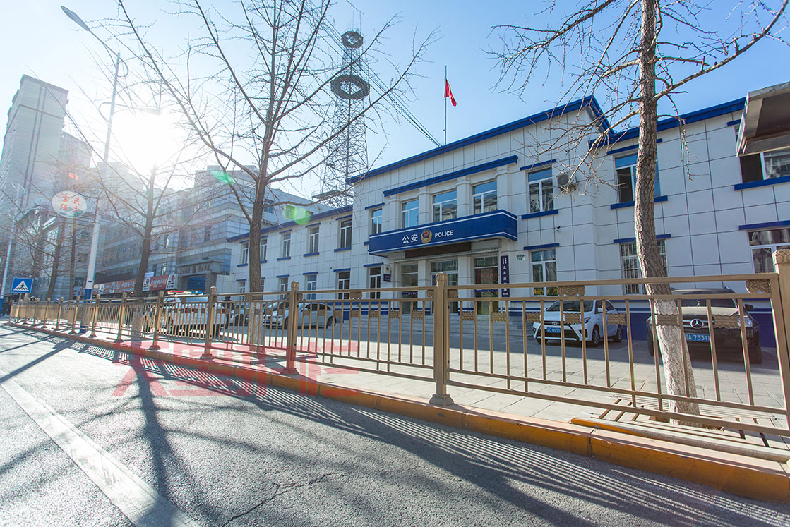 金色道路中央隔離欄