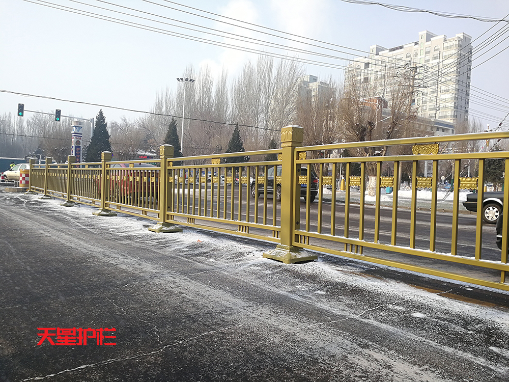 新疆伊犁金色防撞交通護(hù)欄