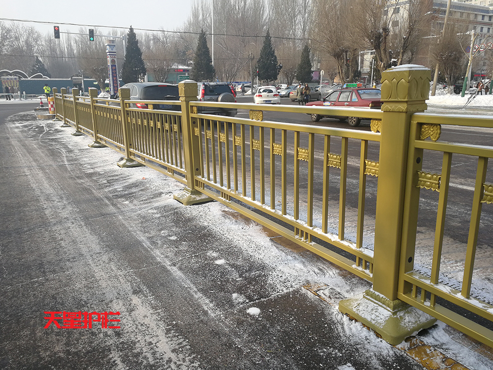 新疆伊犁金色防撞交通護(hù)欄