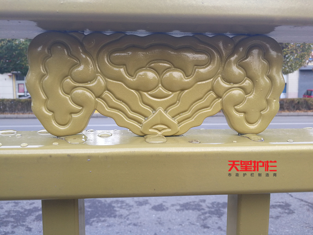 新疆伊犁金色防撞交通護(hù)欄