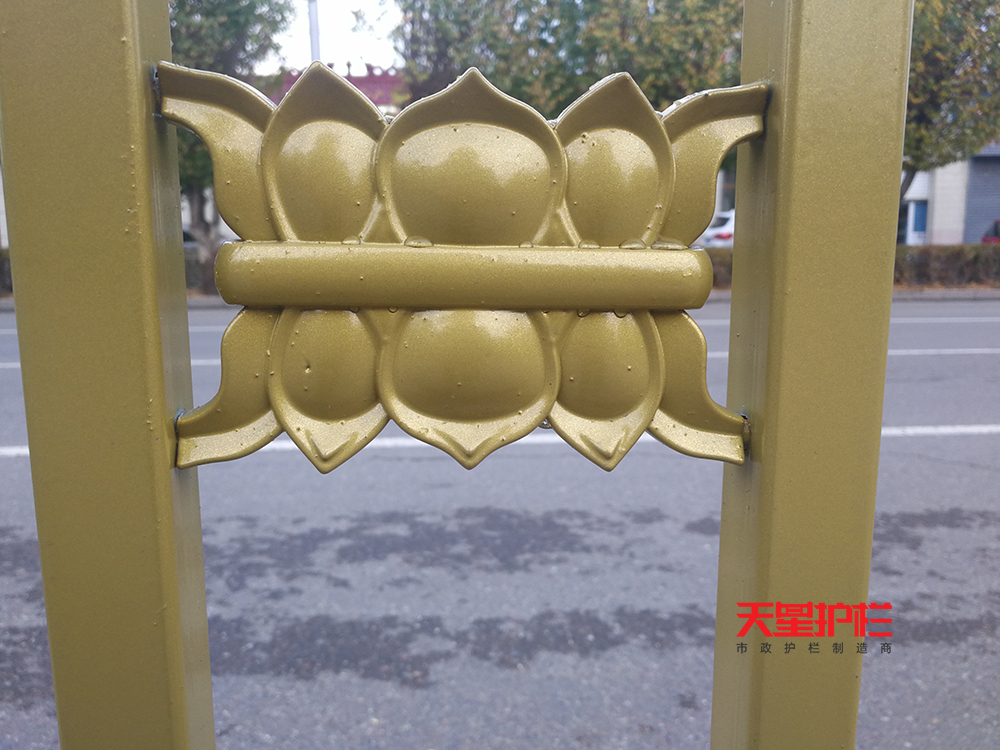 新疆伊犁金色防撞交通護(hù)欄