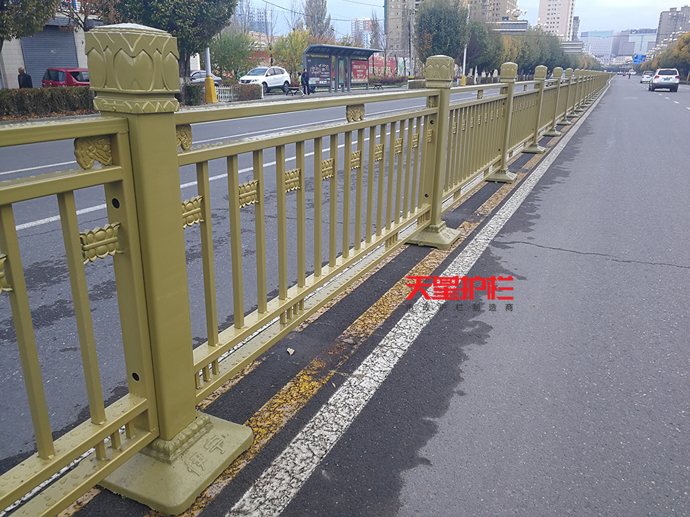 新疆伊犁金色防撞交通護(hù)欄