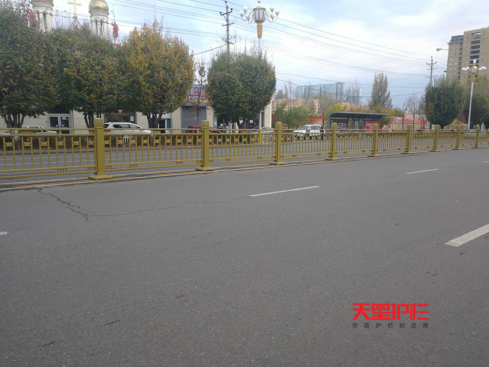 新疆伊犁金色防撞交通護(hù)欄