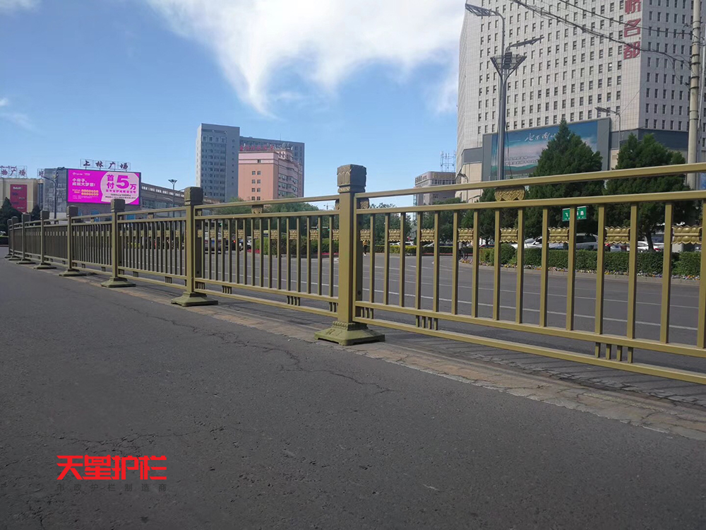 新疆伊犁金色防撞交通護(hù)欄
