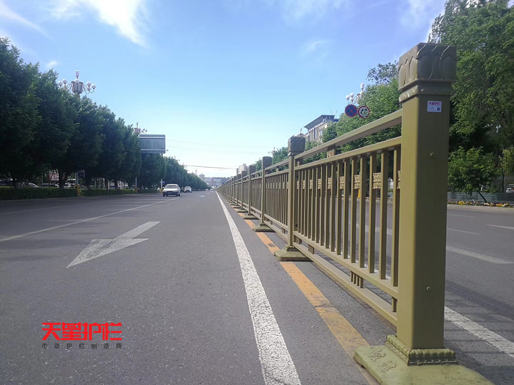 新疆伊犁金色防撞交通護(hù)欄