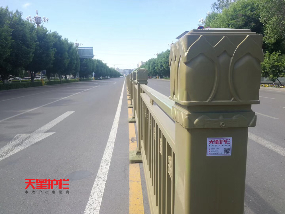 新疆伊犁金色市政交通道路護(hù)欄
