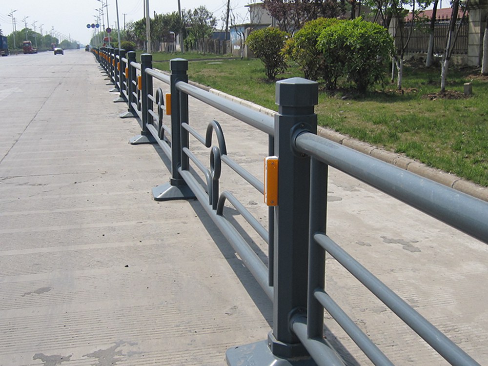 天星鋅鋼交通隔離護(hù)欄