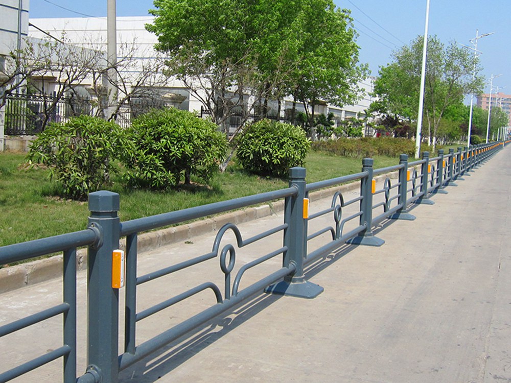 天星鋅鋼交通隔離護(hù)欄