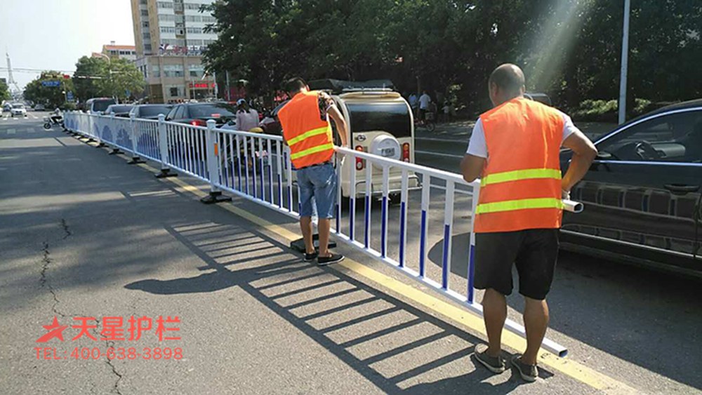 天星交通道路護欄安裝現場
