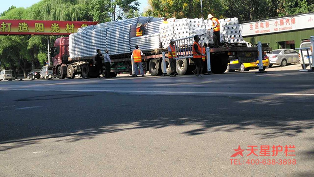 天星交通道路護欄安裝現場