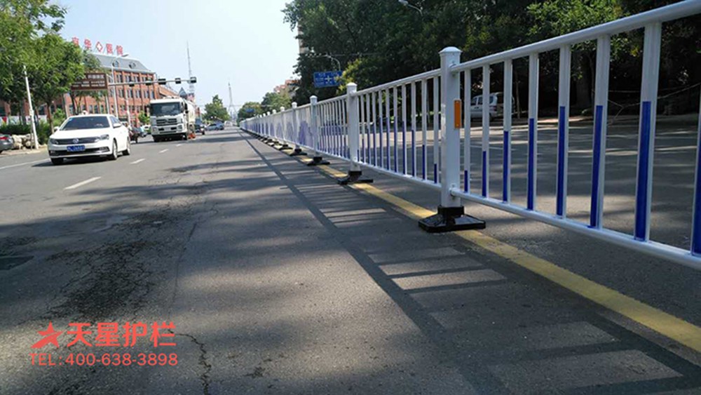 天星交通道路護欄安裝現場